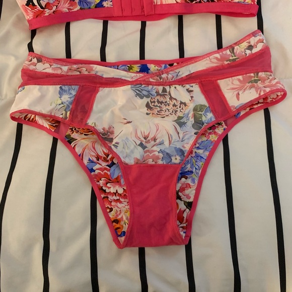 Victoria’s Secret bra and panty set - Picture 6 of 8